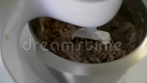 糕点厨师正在用搅拌机敲打奶油视频的预览图