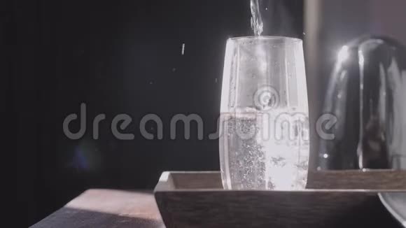 在玻璃里喝水视频的预览图