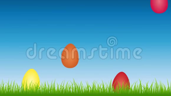 在五颜六色的复活节彩蛋之间草地上有一只兔子的耳朵视频的预览图