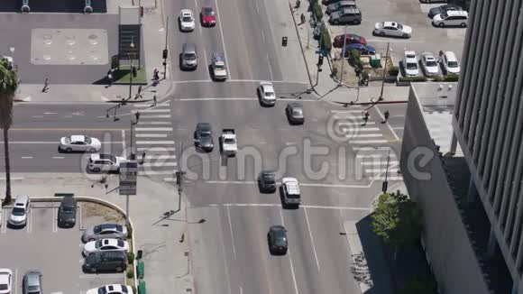 从MulhollandDrive观看洛杉矶全景洛杉矶市区高速公路交通视频的预览图