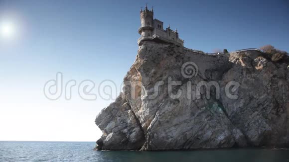 燕子巢城堡在海面上的岩石上视频的预览图