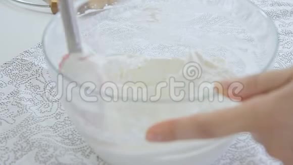 用蓖麻干酪把糖霜折叠起来视频的预览图