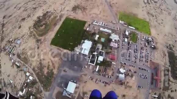 跳伞员在空中跳伞极限运动肾上腺素在亚利桑那州上空着陆视频的预览图