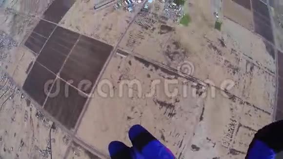 跳伞员在多云的灰色天空中跳伞风景肾上腺素在亚利桑那州上空视频的预览图
