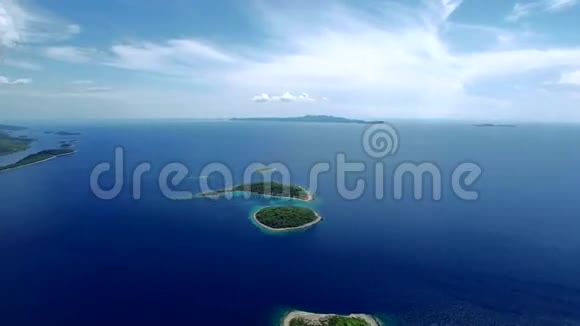 克罗地亚马卡斯卡群岛杜布罗夫尼克的旅游胜地美丽的科尔库拉岛的无人机空中射击视频的预览图