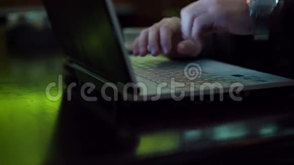 手在笔记本电脑键盘上书写关闭Hd视频的预览图