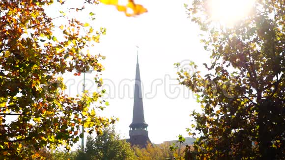 东正教教堂公园阳光明媚的秋天声音镜头耀斑视频的预览图