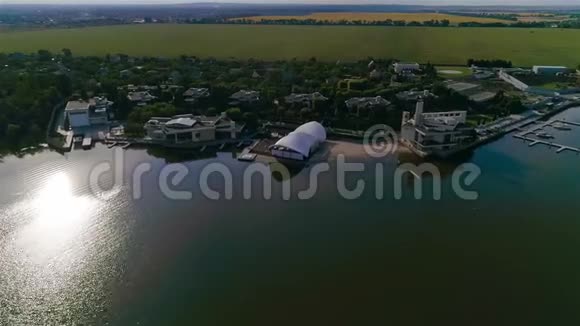 湖边的一个娱乐中心海滨的一个昂贵的酒店视频的预览图