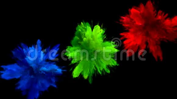 蓝色绿色红色爆炸多种颜色的烟雾爆炸流体阿尔法哑光视频的预览图