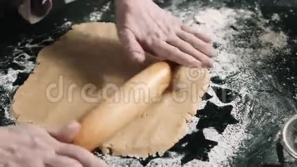 人擀自制饼干面团视频的预览图