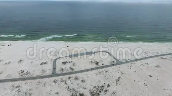 飞越佛罗里达州彭萨科拉海滩的停车场和道路视频的预览图