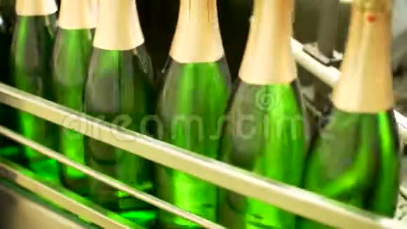 工厂传送带上的香槟瓶视频的预览图