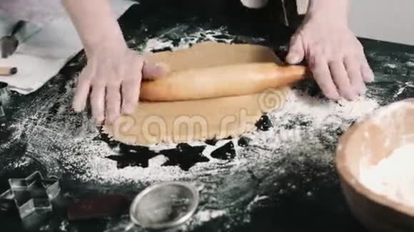 人擀自制饼干面团视频的预览图