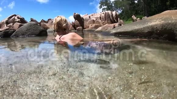 自然泳池的女人视频的预览图
