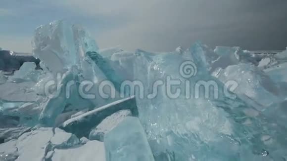 雪上的蓝色冰团视频的预览图