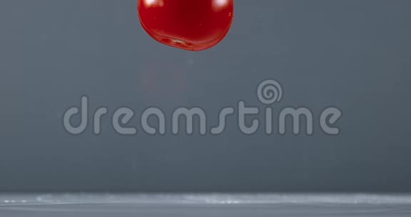 番茄番茄落在水上的果实视频的预览图