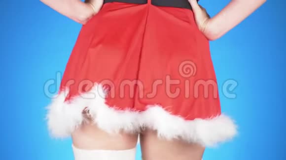 圣诞节假期穿着雪少女服装在蓝色背景上跳舞的年轻迷人的女人特写镜头慢镜头视频的预览图