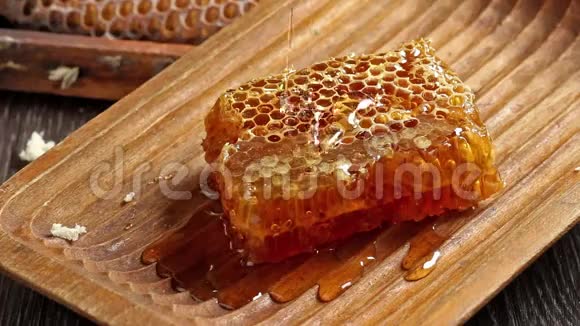 蜂蜜与倒入蜂蜜视频的预览图