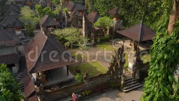 巴厘岛Ubud的PuraGunungLebah寺庙的空中射击视频的预览图