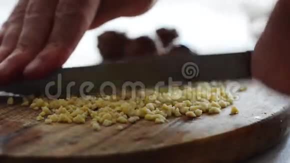 手工厨师在正宗砧板上切杏仁糖果视频的预览图