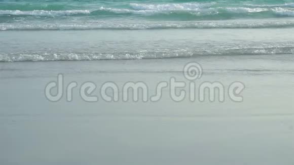 泰国海滩的海浪视频的预览图