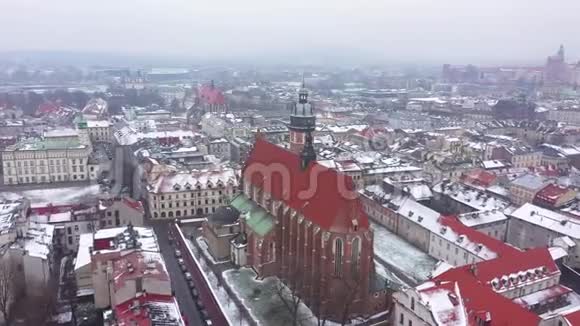鸟瞰克拉科夫历史中心教堂冬季瓦维尔皇家城堡视频的预览图
