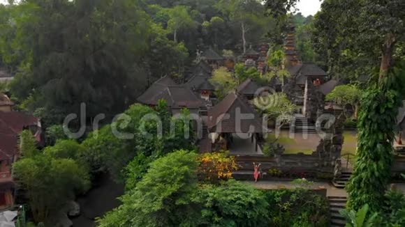 巴厘岛Ubud的PuraGunungLebah寺庙的空中射击视频的预览图
