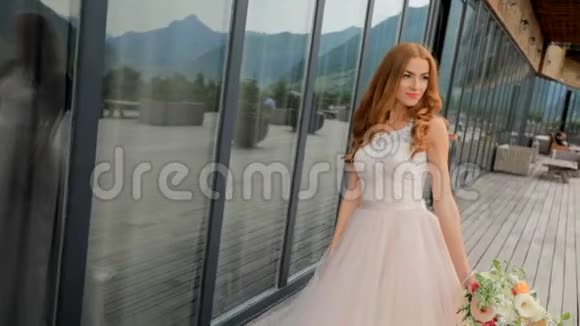 结婚纪念日酒店附近群山背景下的幸福新娘视频的预览图