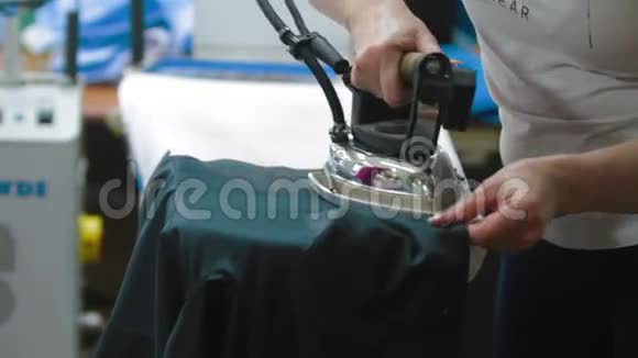 女裁缝用铁衣服抚摸衬衫视频的预览图