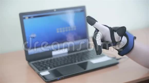 电子高科技网络手套人类玩虚拟现实游戏操作与三维仿生模拟器手套视频的预览图