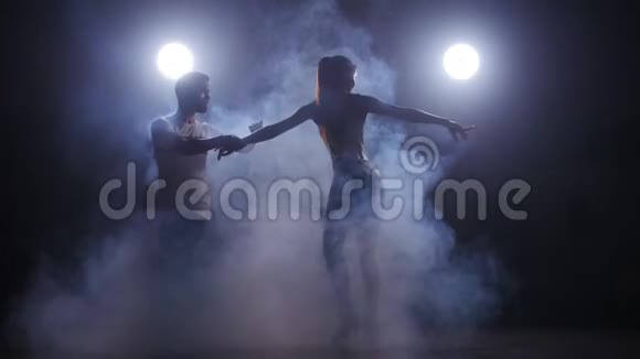 美女夫妇在黑暗的房间里跳舞视频的预览图