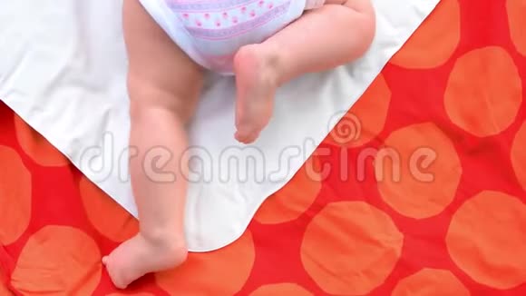 新生婴儿腿在毯子上视频的预览图