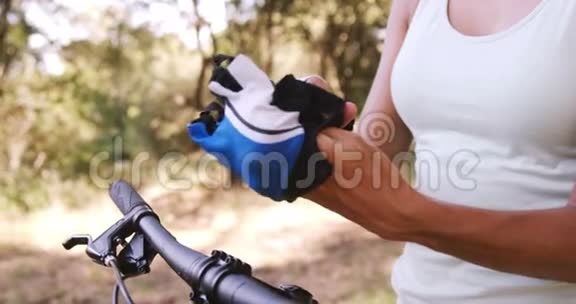 戴着自行车手套的女人视频的预览图