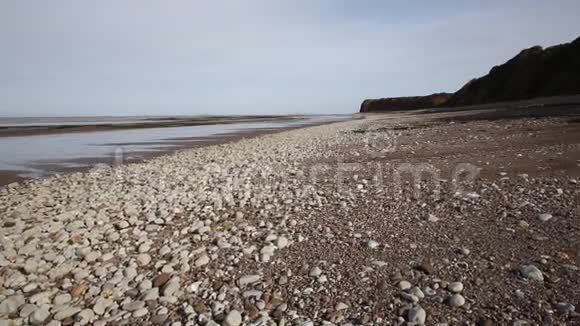 圣奥多里斯湾海滩萨默塞特泛景卵石和石视频的预览图