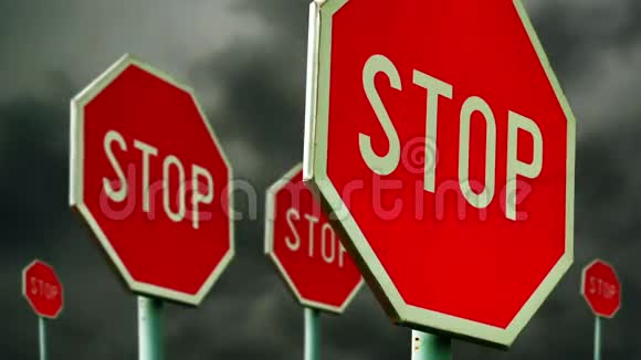 街道上的红色停车标志路边的交通标志停止与云的时间间隔镜头在背景视频的预览图