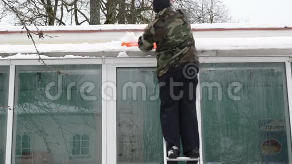 人梯铲刀清洁雪顶冬季视频的预览图