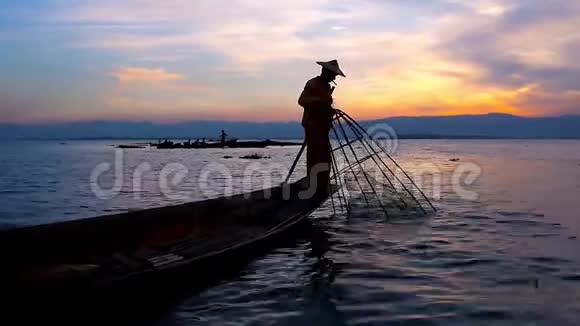 缅甸英莱湖圆锥形渔网视频的预览图