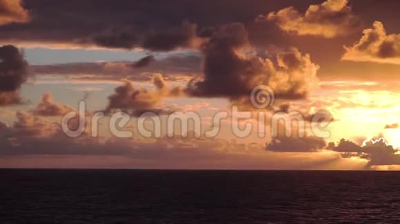 大西洋上美丽的日落和令人惊叹的云层视频的预览图