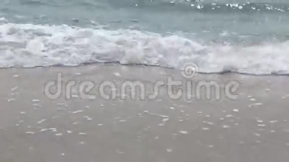 波浪和海滩模糊的背景视频的预览图