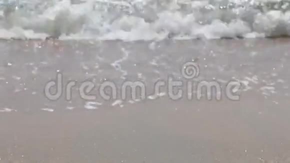 波浪和海滩模糊的背景视频的预览图