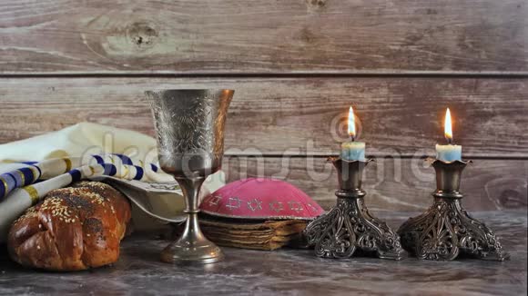 安息日犹太节日礼木制桌子上有面包和糖果视频的预览图