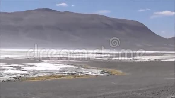 智利阿塔卡马沙漠的山地和盐滩视频的预览图