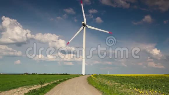 日落时分空路上的风力涡轮机视频的预览图