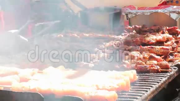 热辣的烤鸡串由白肉和培根制成打开烧烤视频的预览图