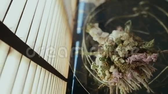 新娘的一束鲜花视频的预览图