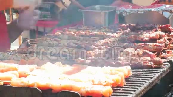 热辣的烤鸡串由白肉和培根制成打开烧烤视频的预览图