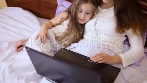 妈妈和女儿在电脑前视频的预览图