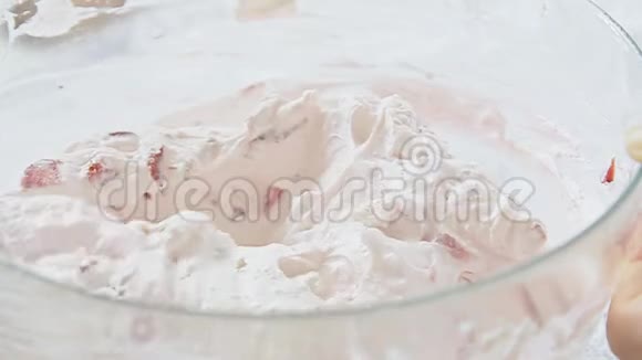 将糖霜与奶酪和奶油折叠成奶油视频的预览图
