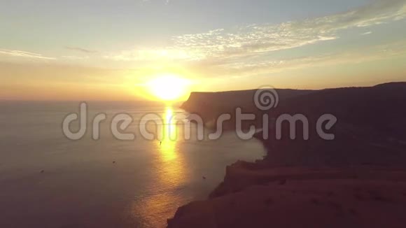 日落日出在山区海岸视频的预览图