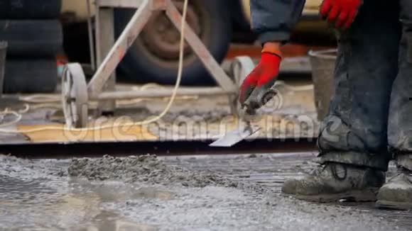 用水泥桶在施工现场浇筑混凝土慢动作视频的预览图